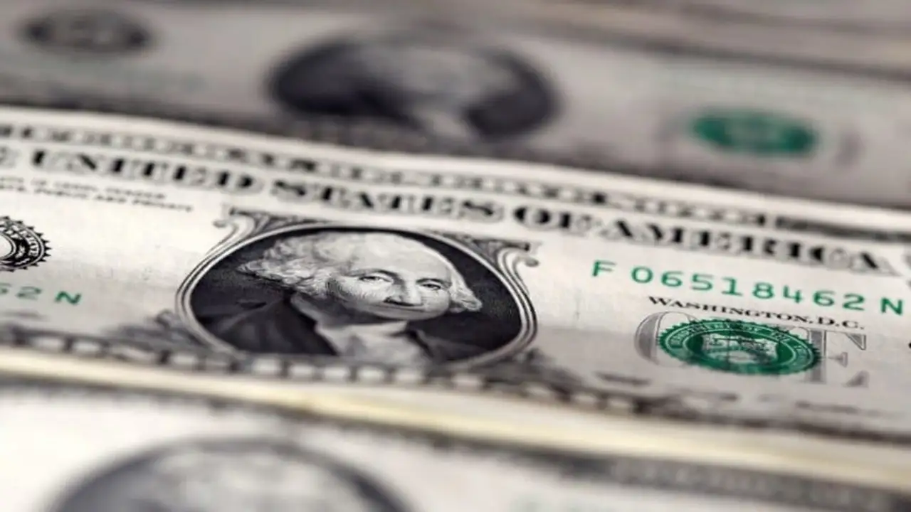 الدولار يكتسب قوة بفضل تراجع التحوط عالمياً